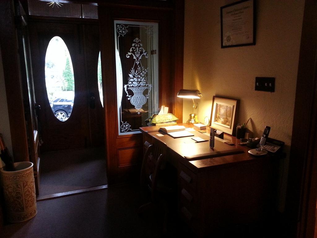 Le Petit Château Montebello B&B Extérieur photo