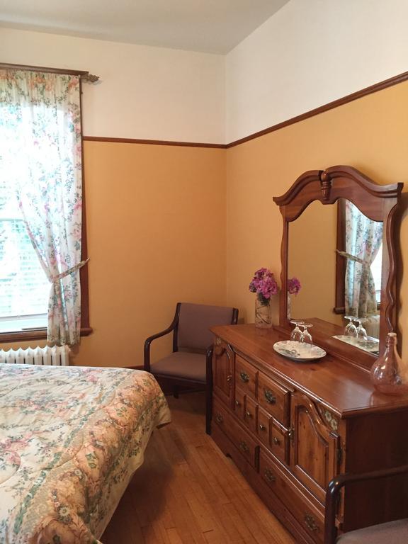 Le Petit Château Montebello B&B Extérieur photo