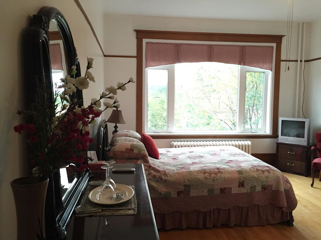 Le Petit Château Montebello B&B Chambre photo