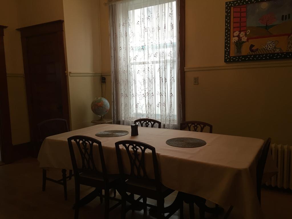 Le Petit Château Montebello B&B Extérieur photo