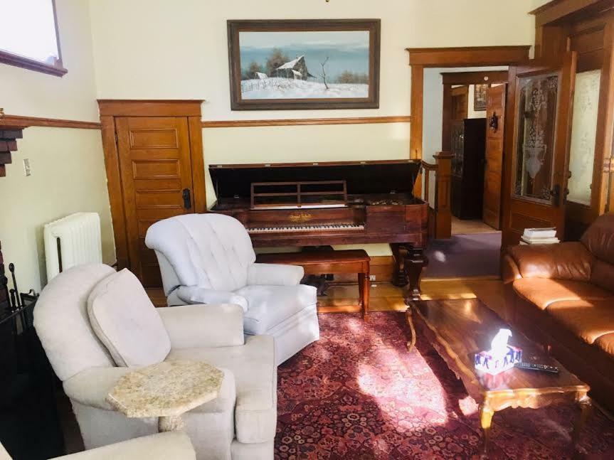 Le Petit Château Montebello B&B Extérieur photo