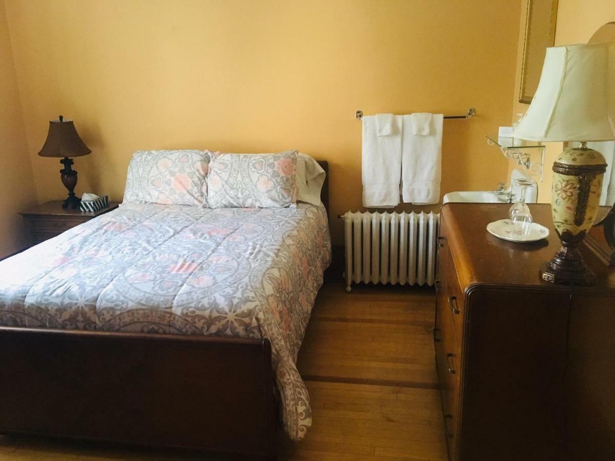 Le Petit Château Montebello B&B Extérieur photo
